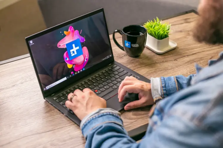 Pengguna yang sedang bekerja di laptop, merepresentasikan segmen laptop 10 jutaan terbaik 2025 untuk penggunaan profesional dan kuliah.