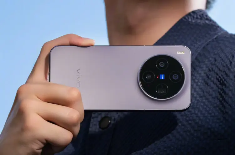 Tampilan desain vivo X300 Ultra yang membawa baterai 7.000mAh, siap menjadi rival terberat Oppo Find X9 Pro di pasar flagship.