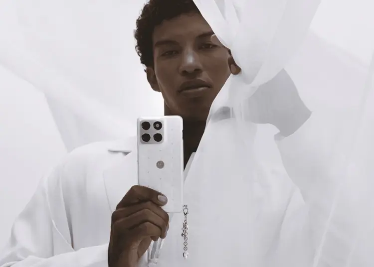 Model memegang HP Motorola Edge 70 Swarovski warna putih Cloud Dancer dengan konsep foto airy dan kain transparan yang lembut.