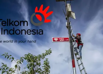 Teknisi Telkom Indonesia sedang memasang perangkat WiFi Gratis di posko darurat bencana Sumatra, dengan latar belakang langit biru dan logo Telkom.