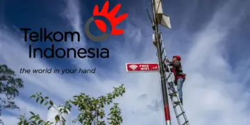 Teknisi Telkom Indonesia sedang memasang perangkat WiFi Gratis di posko darurat bencana Sumatra, dengan latar belakang langit biru dan logo Telkom.