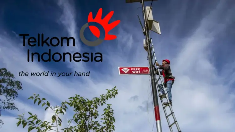 Teknisi Telkom Indonesia sedang memasang perangkat WiFi Gratis di posko darurat bencana Sumatra, dengan latar belakang langit biru dan logo Telkom.
