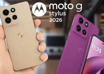Bocoran wujud asli Moto G Stylus 2026 warna beige dan ungu dengan desain belakang tekstur kulit sintetis, serta logo Motorola.