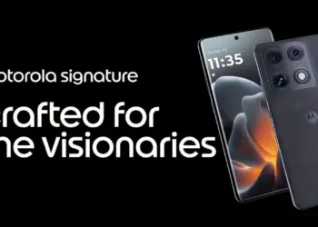 Wujud asli HP Motorola Signature menampilkan desain layar lengkung (curved display) dan bodi belakang bertekstur premium. Flagship terbaru dengan slogan 'Crafted for the Visionaries' ini ditenagai Snapdragon 8 Gen 5 dan kamera Sony Lytia.