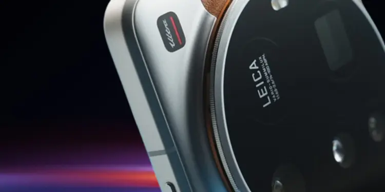 Close up modul kamera belakang Xiaomi 17 Ultra dengan lensa Leica Vario-Summilux dan desain kulit premium.