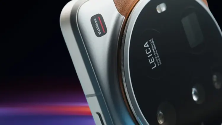 Close up modul kamera belakang Xiaomi 17 Ultra dengan lensa Leica Vario-Summilux dan desain kulit premium.
