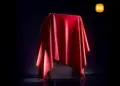 Teaser resmi pre-order Xiaomi 17 Ultra yang tertutup kain merah, menonjolkan fitur kamera 35mm dengan sensor LOFIC.