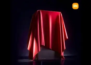 Teaser resmi pre-order Xiaomi 17 Ultra yang tertutup kain merah, menonjolkan fitur kamera 35mm dengan sensor LOFIC.