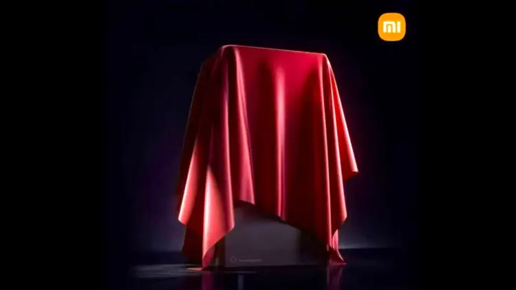 Teaser resmi pre-order Xiaomi 17 Ultra yang tertutup kain merah, menonjolkan fitur kamera 35mm dengan sensor LOFIC.