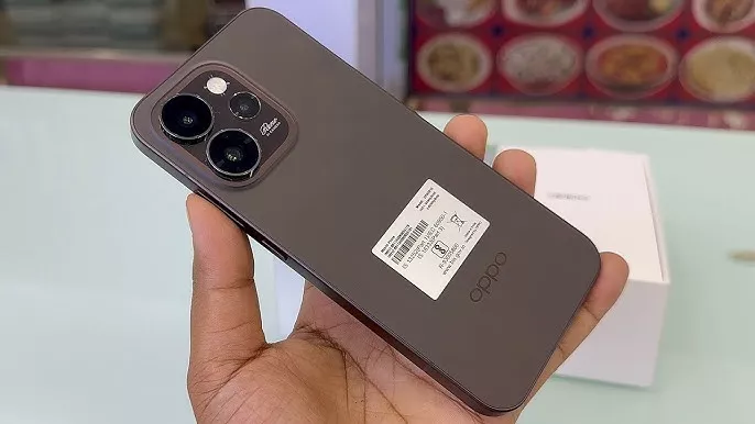 Bocoran unit fisik OPPO Reno 15 Pro Mini warna Espresso Brown dengan desain kamera boba.