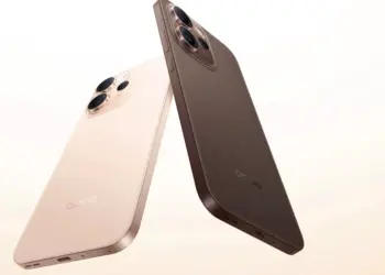 Sisi belakang dan depan OPPO Reno 15 menunjukkan layar AMOLED 120Hz dan bodi ramping.