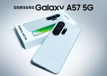 Bocoran tampilan Samsung Galaxy A57 5G warna Awesome White beserta kotak penjualannya.