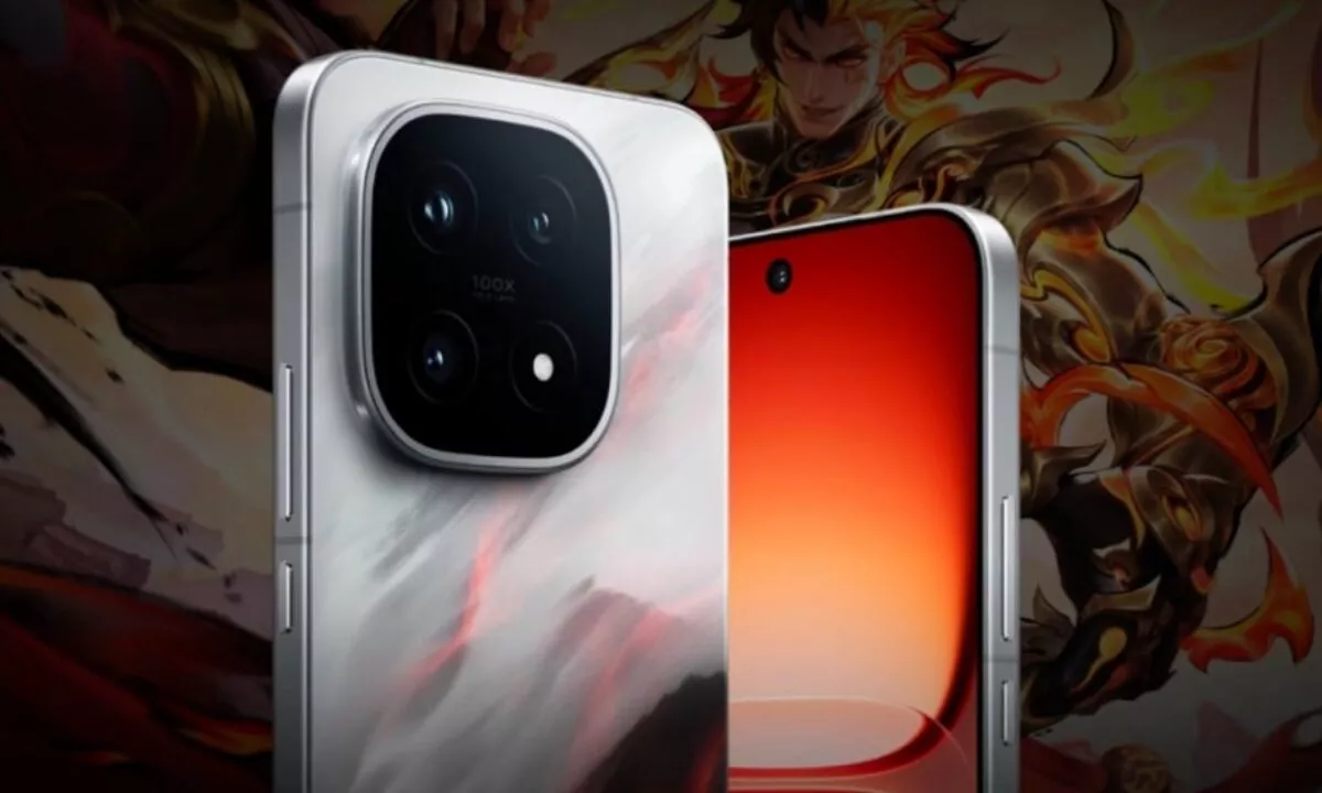 Tampilan bodi belakang putih dan layar depan smartphone iQOO 15R dengan branding 5G.