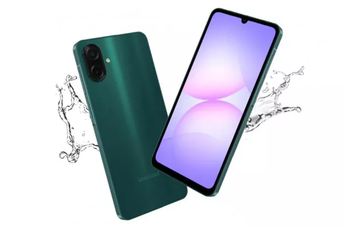 Samsung Galaxy A07 5G warna hijau dengan efek percikan air menunjukkan fitur ketahanan.