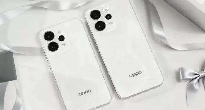 Dua unit smartphone OPPO Reno15 warna Aurora White dengan desain bodi glossy dan modul kamera boba yang elegan di atas meja dekoratif.