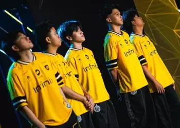 Lima pemain ONIC Esports tampak samping berdiri tegap di panggung turnamen M7 World Championship menggunakan jersey kuning kebanggaan.