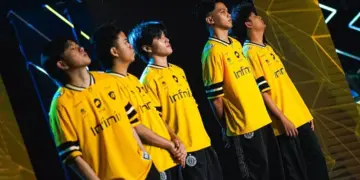 Lima pemain ONIC Esports tampak samping berdiri tegap di panggung turnamen M7 World Championship menggunakan jersey kuning kebanggaan.