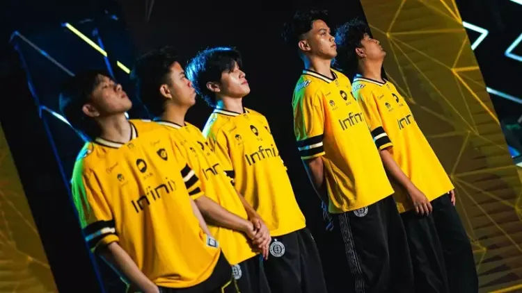 Lima pemain ONIC Esports tampak samping berdiri tegap di panggung turnamen M7 World Championship menggunakan jersey kuning kebanggaan.