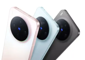 Tiga varian warna Vivo X300 Ultra (putih mutiara, biru muda, dan abu-abu) dengan modul kamera ZEISS yang besar di bagian belakang.