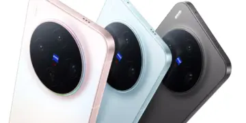 Tiga varian warna Vivo X300 Ultra (putih mutiara, biru muda, dan abu-abu) dengan modul kamera ZEISS yang besar di bagian belakang.