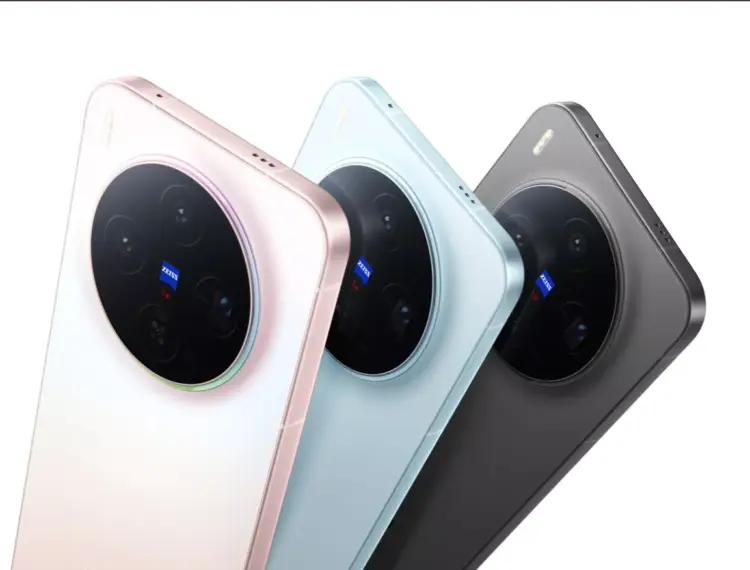 Tiga varian warna Vivo X300 Ultra (putih mutiara, biru muda, dan abu-abu) dengan modul kamera ZEISS yang besar di bagian belakang.