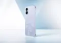 Desain bodi belakang OPPO A6t varian warna Glow Purple dengan tekstur pola berlian (diamond cut) dan modul kamera ganda.