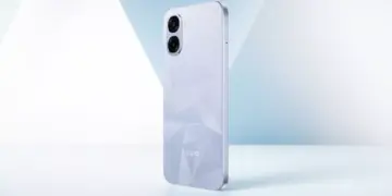 Desain bodi belakang OPPO A6t varian warna Glow Purple dengan tekstur pola berlian (diamond cut) dan modul kamera ganda.