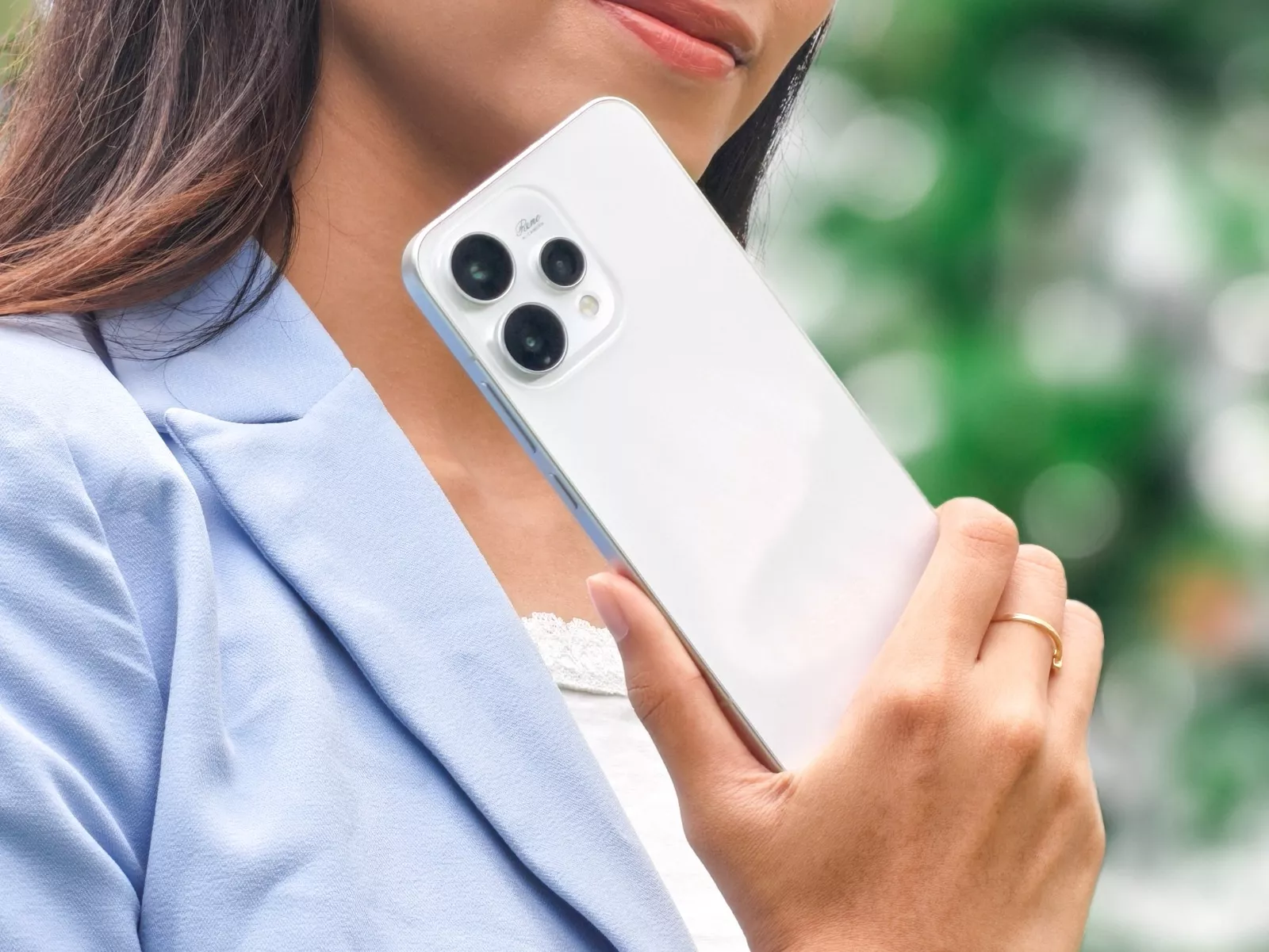 Close up desain modul kamera belakang OPPO Reno15 Series berwarna putih yang elegan.