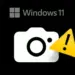 Ikon kamera dengan tanda seru kuning pada latar belakang Windows 11 untuk ilustrasi Tes Kamera di Windows 11 yang bermasalah.