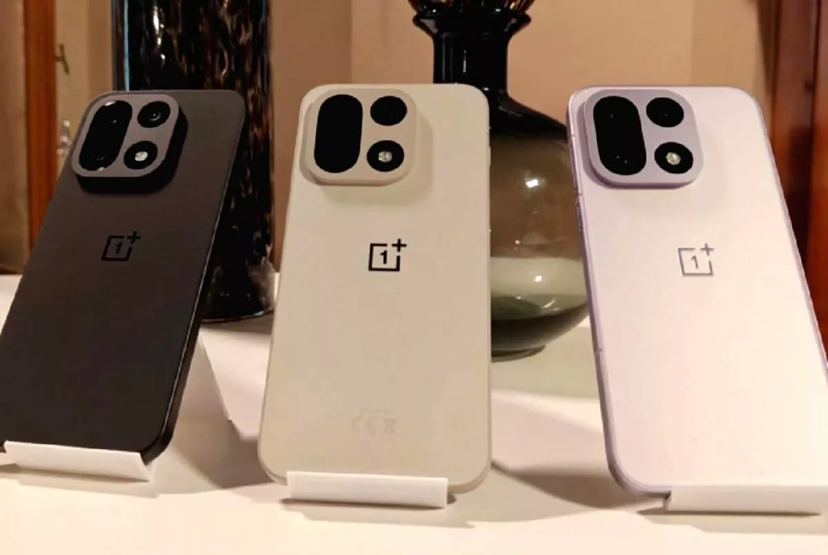 Logo OnePlus merah dengan latar belakang dinamis yang melambangkan kecepatan refresh rate 165Hz pada seri OnePlus 15T.