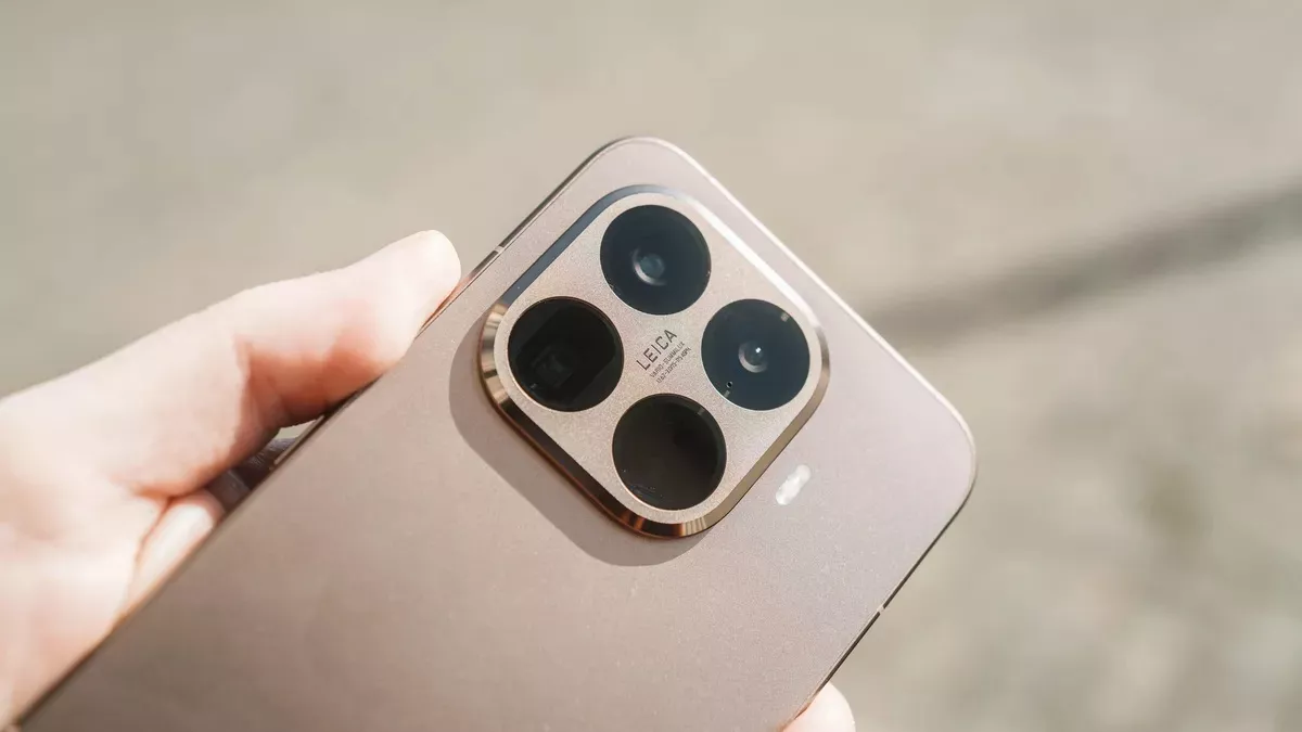 Detail lensa Leica pada modul kamera belakang Xiaomi 15T Series untuk hasil foto kualitas profesional.