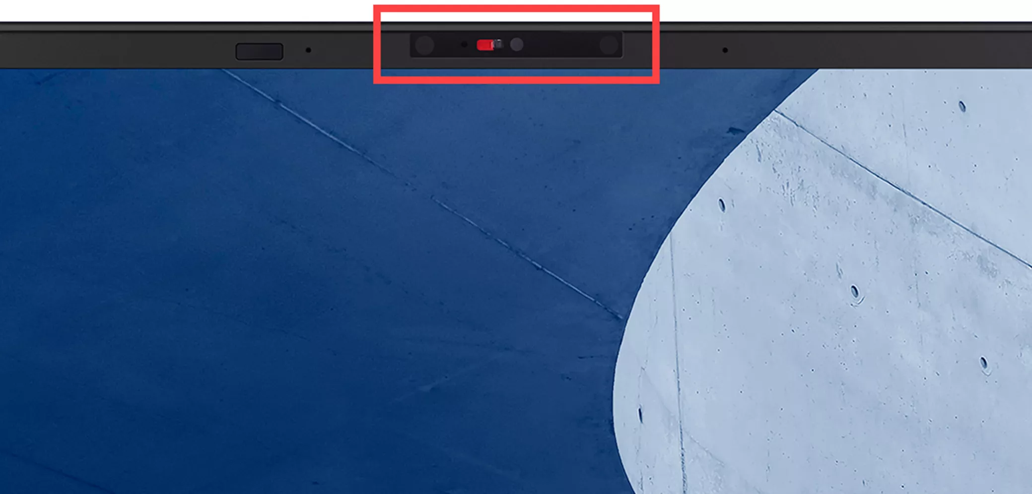 Tampilan jarak dekat shutter fisik kamera laptop yang tertutup warna merah untuk keamanan sebelum melakukan Tes Kamera di Windows 11.