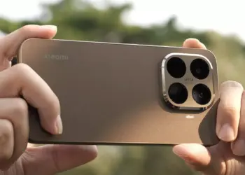 Seseorang memegang smartphone Xiaomi 15T Series varian warna gold untuk mengambil foto landscape secara horizontal.