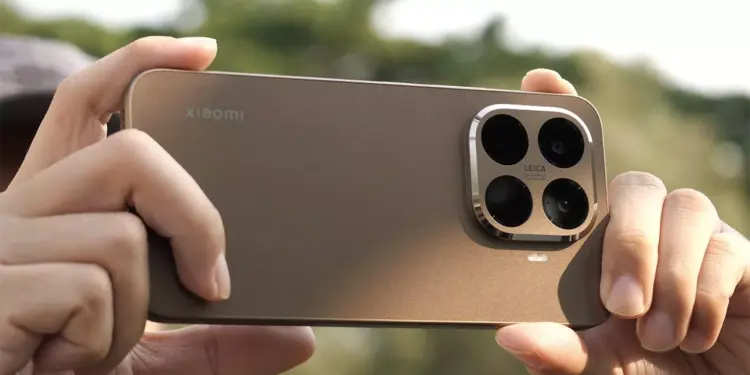 Seseorang memegang smartphone Xiaomi 15T Series varian warna gold untuk mengambil foto landscape secara horizontal.