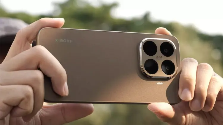 Seseorang memegang smartphone Xiaomi 15T Series varian warna gold untuk mengambil foto landscape secara horizontal.