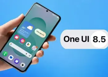 Seseorang memegang smartphone Samsung Galaxy yang menampilkan antarmuka One UI 8.5.