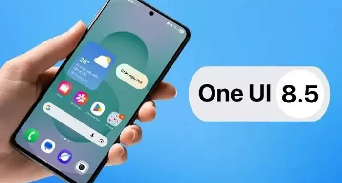Seseorang memegang smartphone Samsung Galaxy yang menampilkan antarmuka One UI 8.5.