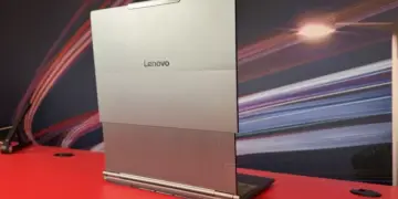 Tampilan sisi belakang Laptop Layar Gulung Lenovo dengan logo ThinkBook dan mekanisme engsel khusus untuk menampung layar fleksibel.