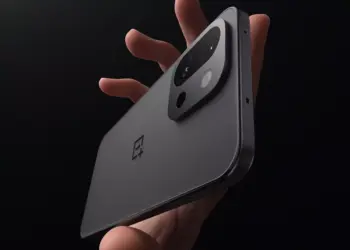 Render desain OnePlus 15T dalam pilihan warna seperti Healing White Chocolate, Relaxing Matcha, dan Pure Cocoa.