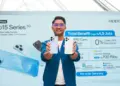 Perwakilan OPPO memamerkan dua unit OPPO Reno15 Series saat acara peluncuran resmi.