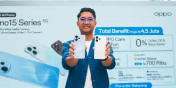 Perwakilan OPPO memamerkan dua unit OPPO Reno15 Series saat acara peluncuran resmi.