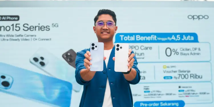 Perwakilan OPPO memamerkan dua unit OPPO Reno15 Series saat acara peluncuran resmi.