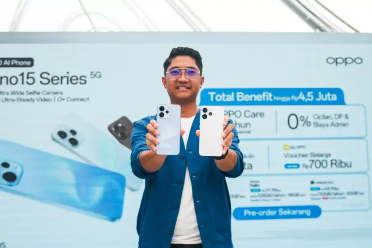 Perwakilan OPPO memamerkan dua unit OPPO Reno15 Series saat acara peluncuran resmi.