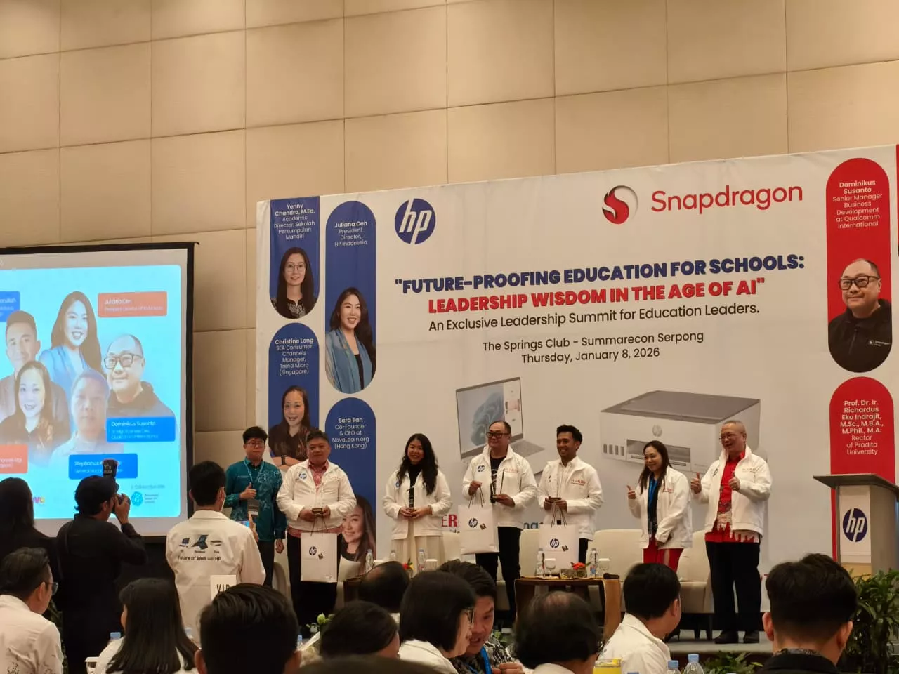 Berbagai pilihan warna perangkat resmi Exclusive Leadership Summit 2026 yang modern dan futuristik.