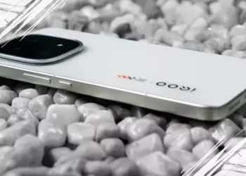 Detail jarak dekat modul kamera iQOO 15R dengan aksen corak merah abu-abu di bodi belakang.