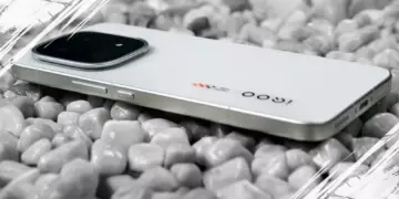 Detail jarak dekat modul kamera iQOO 15R dengan aksen corak merah abu-abu di bodi belakang.