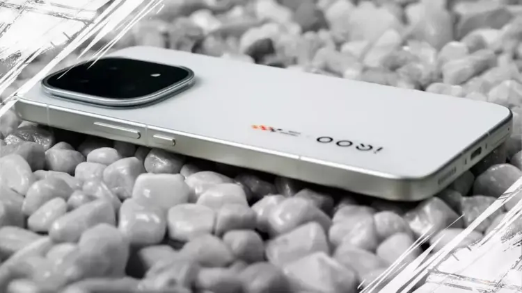 Detail jarak dekat modul kamera iQOO 15R dengan aksen corak merah abu-abu di bodi belakang.