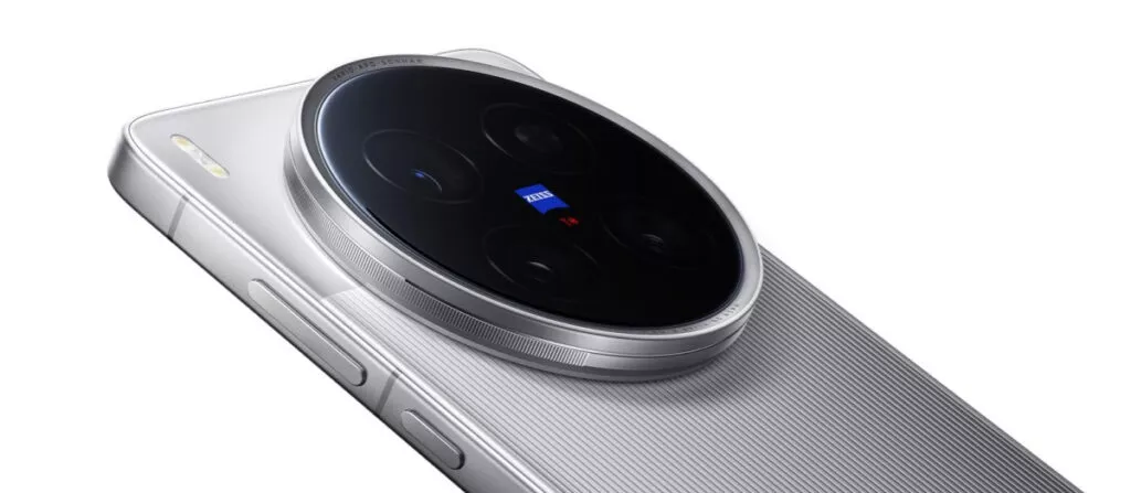 Detail desain bodi samping dan modul kamera menonjol dari Vivo X300 Ultra warna perak dengan tekstur garis-garis vertikal.