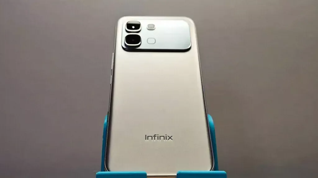 Detail tekstur bodi belakang Infinix Note Edge Series warna perak yang menunjukkan logo Infinix dan modul kamera premium.