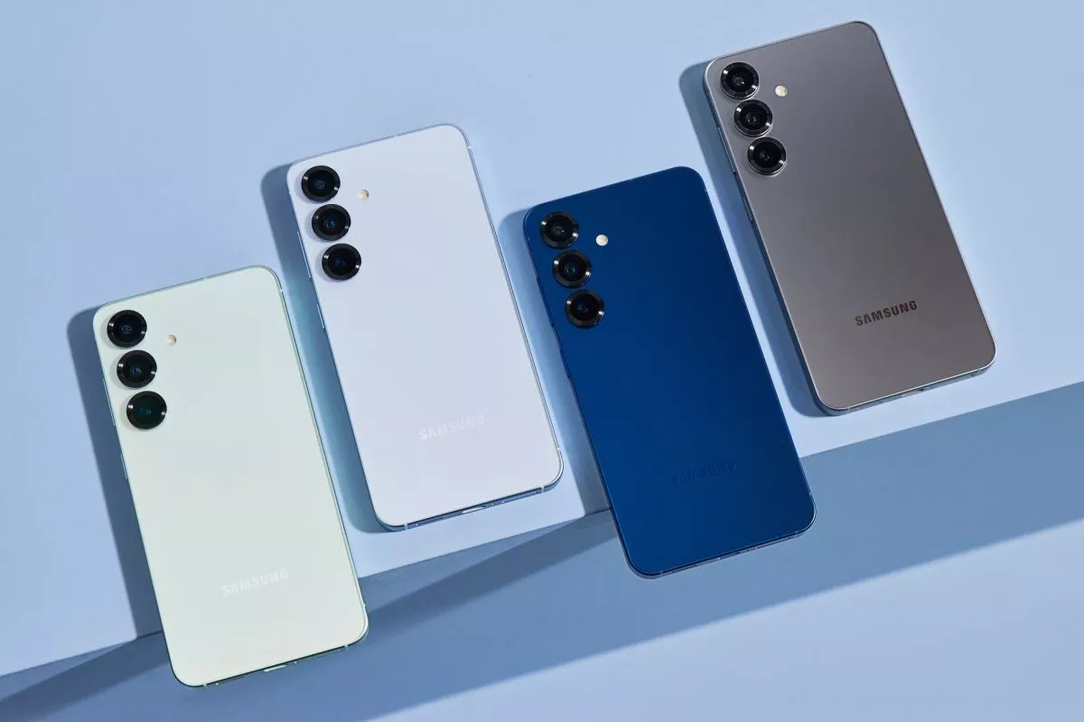 Antarmuka ringkasan harian cerdas pada Samsung Galaxy S26 yang mengintegrasikan informasi cuaca dan jadwal produktivitas.